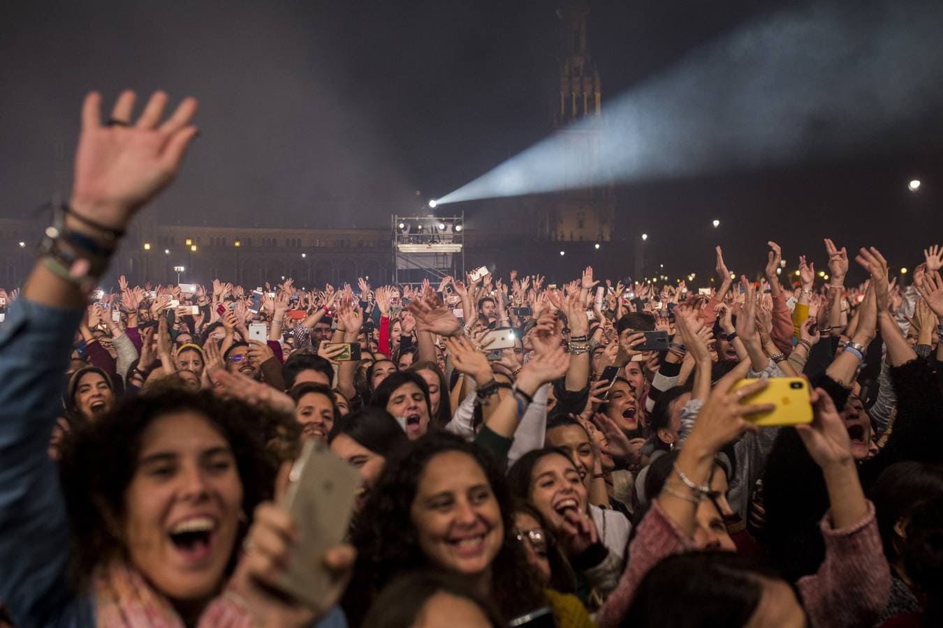 El concierto gratuito de Manuel Carrasco reúne a 22.000 personas en la Plaza de España de Sevilla
